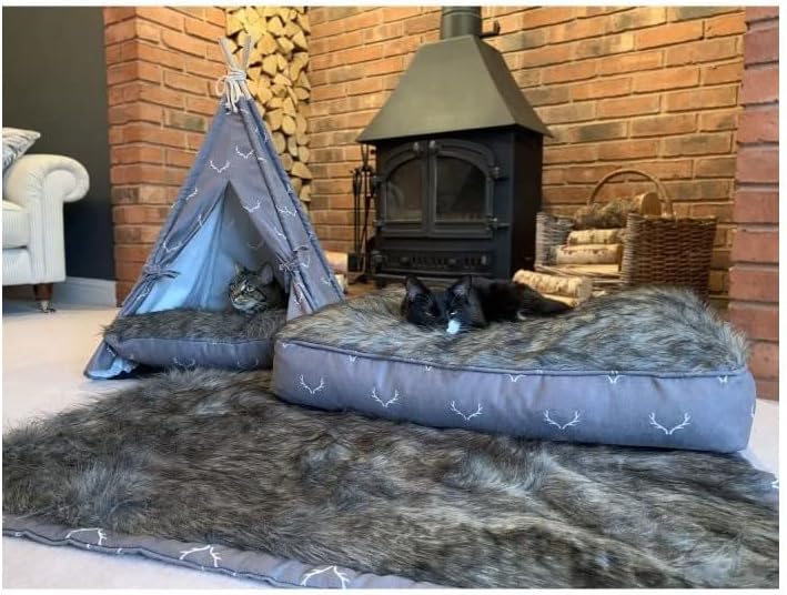 Wolf and Tiger Antler Hygge Dog Bed – Winter Faux Fur Mattress (72 × 54 cm)