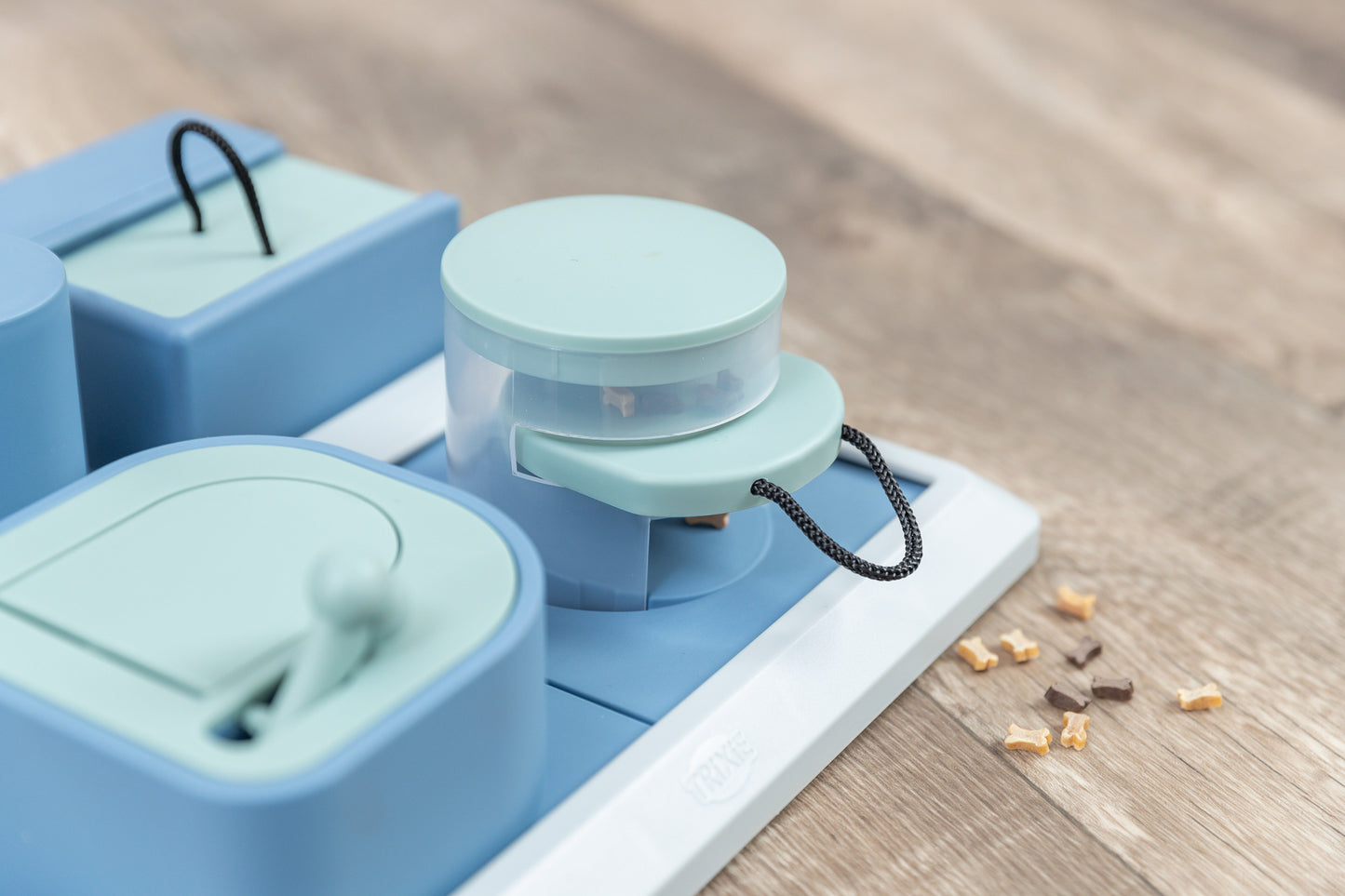 Trixie | Dog Activity Poker Box (Level 2) | Interactive Strategy Puzzle Game for Mental Enrichment oy Strategy Game