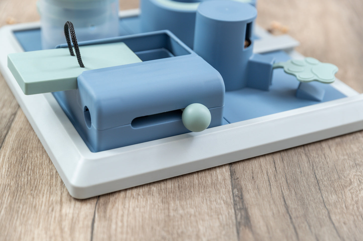 Trixie | Dog Activity Poker Box (Level 2) | Interactive Strategy Puzzle Game for Mental Enrichment oy Strategy Game