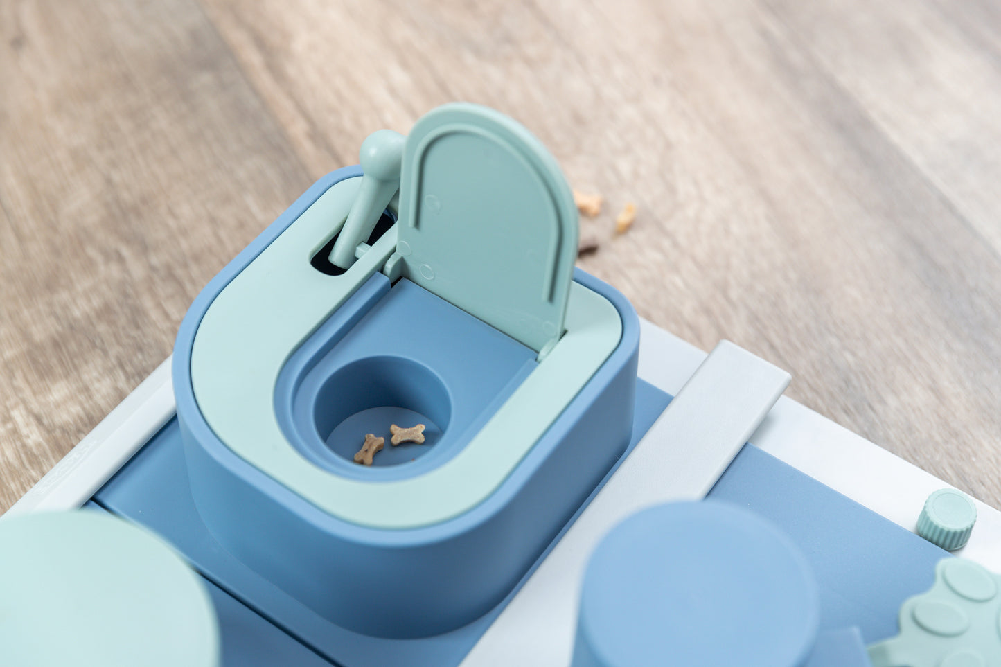 Trixie | Dog Activity Poker Box (Level 2) | Interactive Strategy Puzzle Game for Mental Enrichment oy Strategy Game