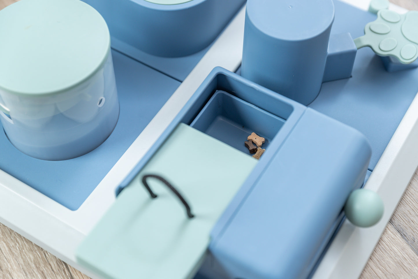 Trixie | Dog Activity Poker Box (Level 2) | Interactive Strategy Puzzle Game for Mental Enrichment oy Strategy Game