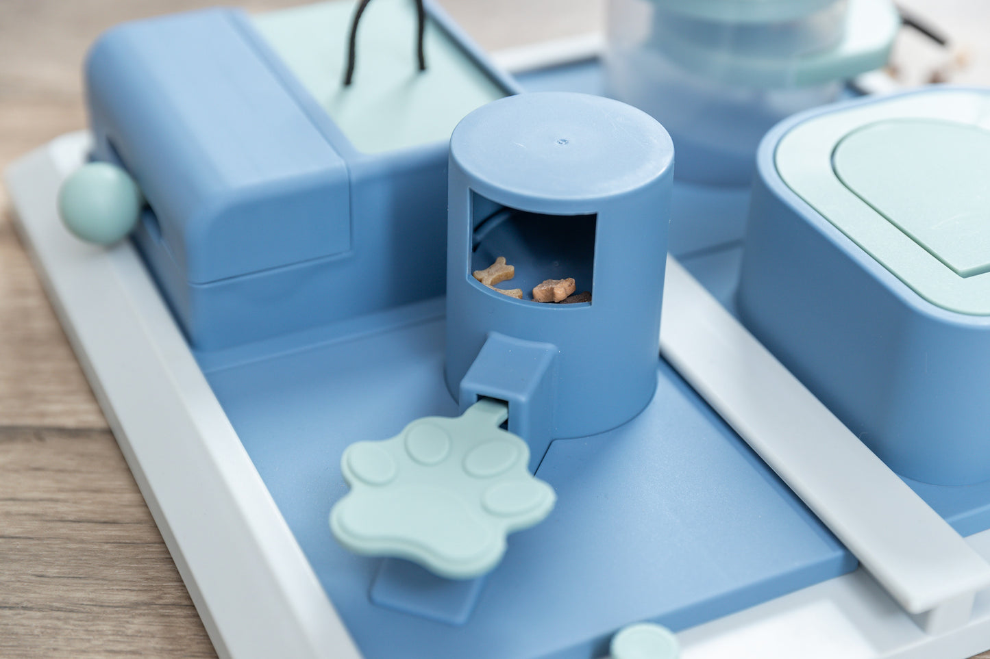 Trixie | Dog Activity Poker Box (Level 2) | Interactive Strategy Puzzle Game for Mental Enrichment oy Strategy Game