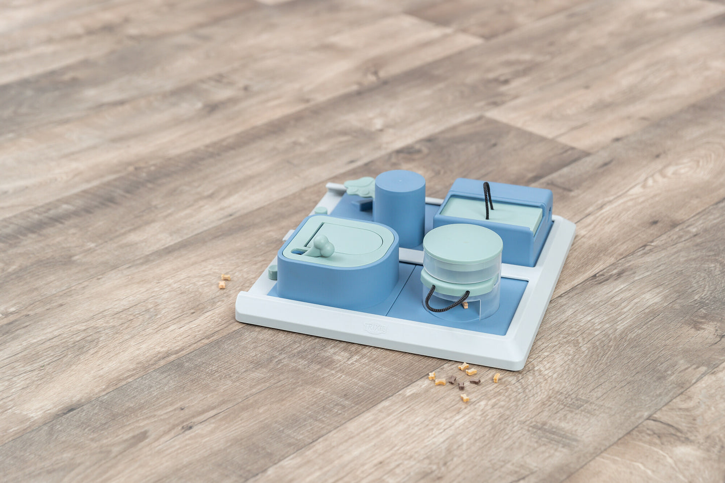 Trixie | Dog Activity Poker Box (Level 2) | Interactive Strategy Puzzle Game for Mental Enrichment oy Strategy Game